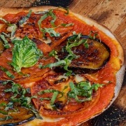 Pizza Capresse con Berenjenas - Restaurante Atrium